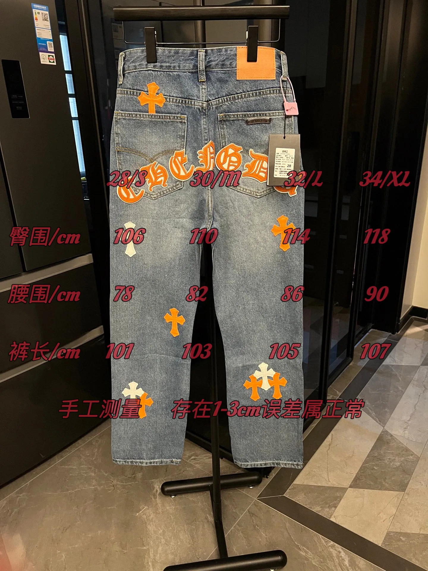P260 [Next day] Chrome Hearts/Chrome Hearts 25FW CH Overseas Customized Limited Series Sanskrit Cross Patch Leather Jeans (Blue) Blue and Orange Color - Customized Limited Edition Fashion players, Chrome Hearts limited edition jeans are now available!  The unique color scheme is like the intertwining of vitality and romance of Hong Kong. The three-dimensional letters between the hips seem to tell the story of the city. The customized hardware, the three-dimensional and thick cross stamens, and the hand-cut leather washers make the details full of luxury.  Handcrafted and made of environmentally friendly materials, comfort and quality coexist. Owning it is not only an outfit, but also a status symbol. Globally limited edition, don’t miss it. Look for the exact version.  Size: 28 30 32 34 (corresponding to s-xl) Detailed size can be found in Figure 9